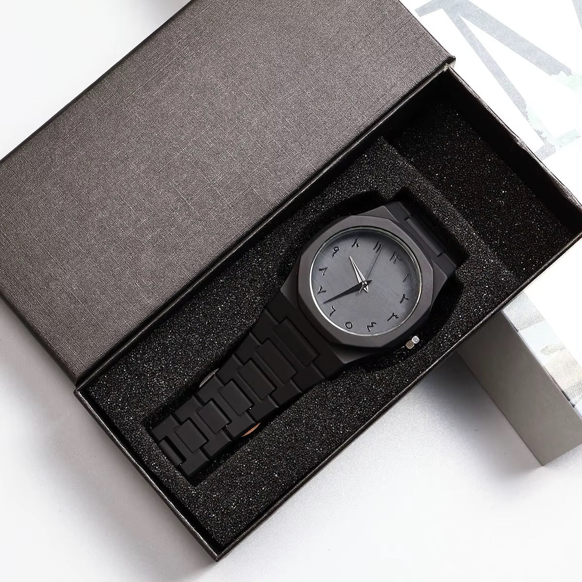Montre quartz Arabic noire tendance pour homme, simple décontractée, ultra-fine et polyvalente, bracelet intégré tout noir avec son régulateur de taille